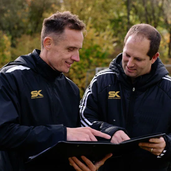 Stefan Kehrer bespricht eine Trainingsanalyse auf dem Tablet